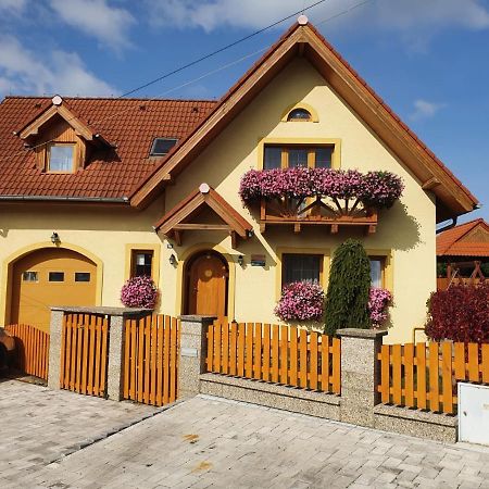 Zlty Dom Vrbov Apartment ภายนอก รูปภาพ